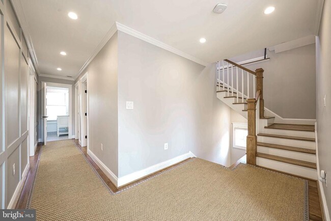 Building Photo - 2314 N Kenmore St