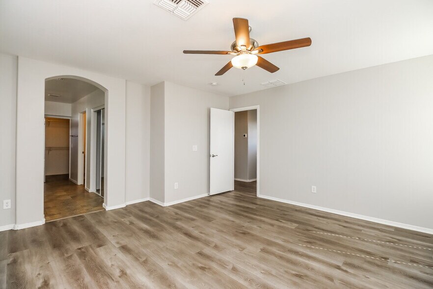 Building Photo - 2522 S 90th Glen