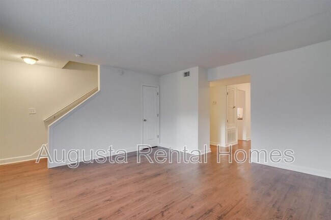 Building Photo - 2905 Arrowhead Dr
