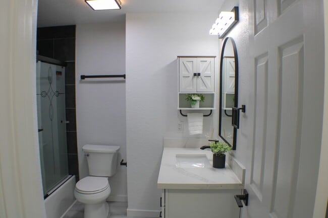 Building Photo - Amazing Everett/Mukilteo Tri-Level Home