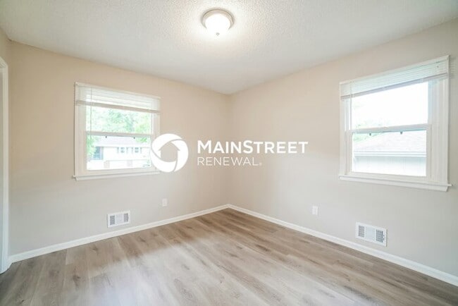 Building Photo - 3 Bedroom Pet-Friendly Home in INDEPENDENCE, MO with Main Street Renewal
