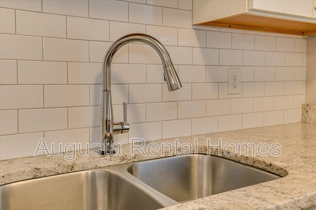 Building Photo - 1404 Johns Rd