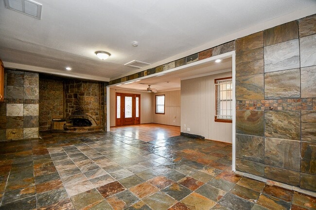 Building Photo - 6625 Underhill St