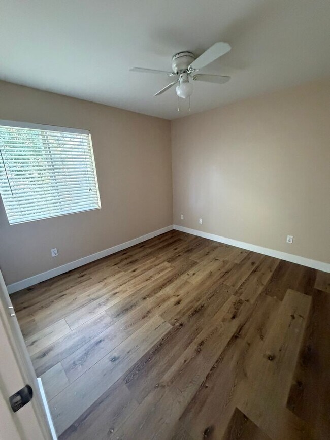 Building Photo - 16060 Edgewater Ln