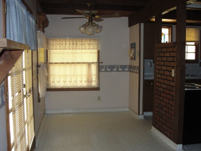 Building Photo - Large Country Home