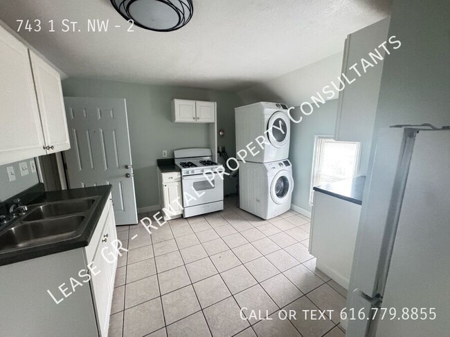 Building Photo - Two Bedroom Upper Duplex w/ Laundry In Unit!