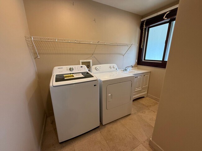 Building Photo - 466 Portlock Rd