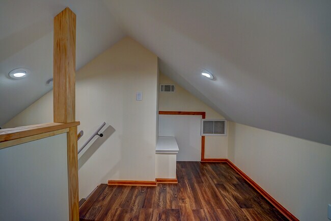 Building Photo - 1081 W 30th St