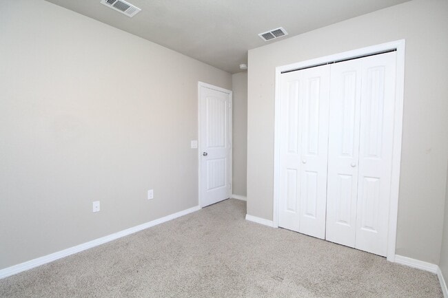 Building Photo - Coming 10/17 – 3BR/2BA with Fenced Yard in...