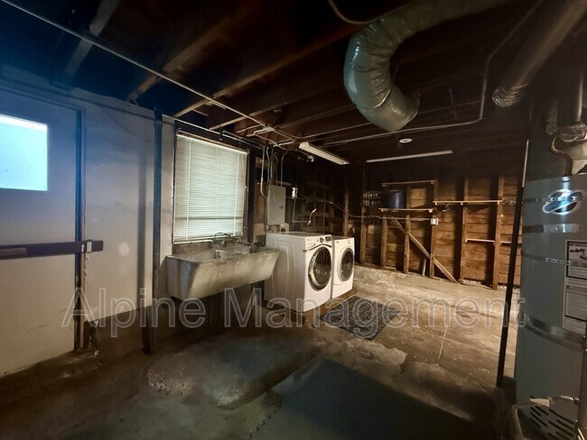 Building Photo - 658 Rockdale Dr