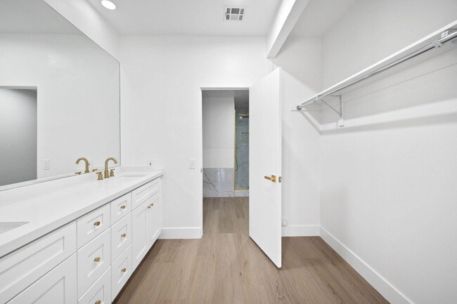 Building Photo - 10403 Sunningdale Dr