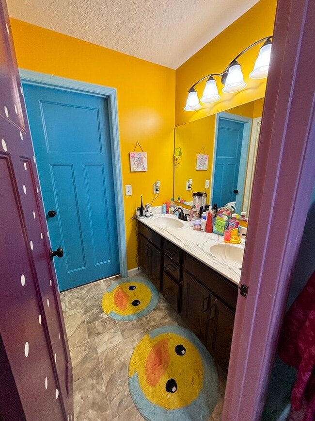 Building Photo - ONE OF A KIND 5bed/4bath!  *HOME THEATER* ...