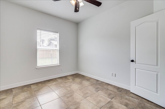 Building Photo - 2533 Lorine Dr