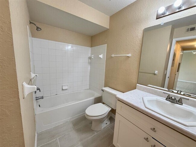 Building Photo - 13917 Fairway Island Dr