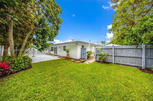 Building Photo - 1320 NE 27th Ave