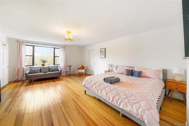 Building Photo - 10 Twin Lakes Rd