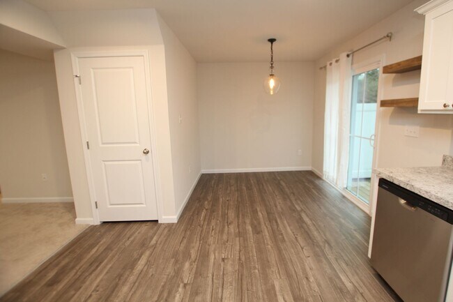 Building Photo - Easy living in this immaculate town home. ...