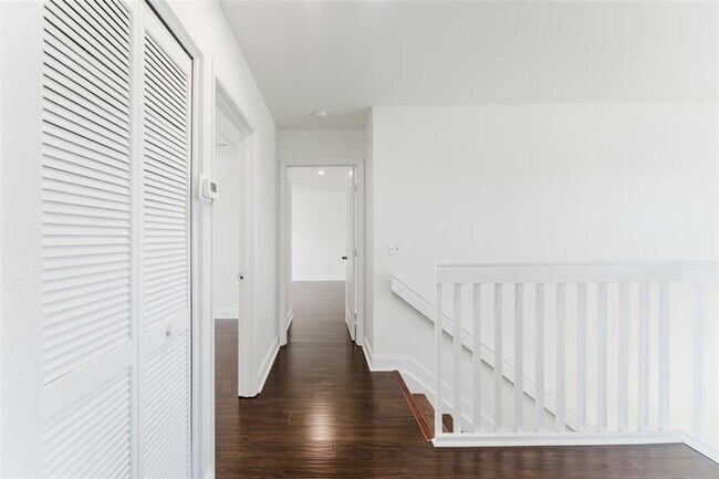 Building Photo - 10646 Lake Oak Way