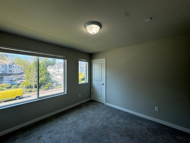 Building Photo - 3B/3B cozy townhome