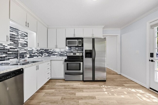 Building Photo - 455 Lakeview Dr