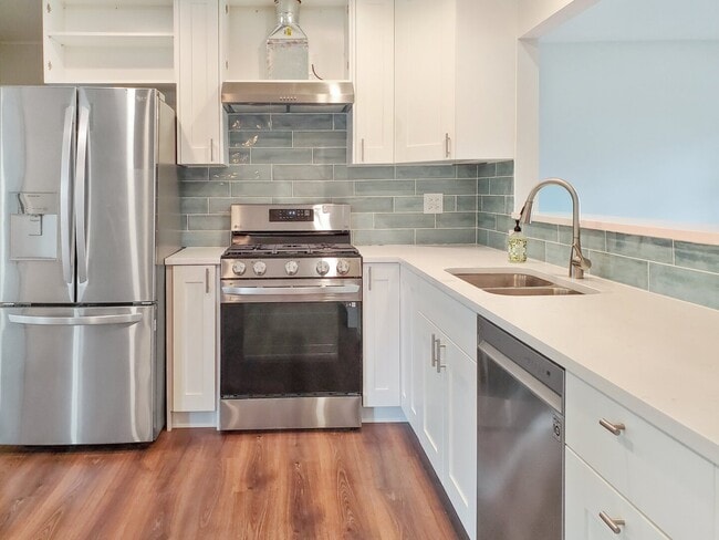 Building Photo - 720 Country Ln S