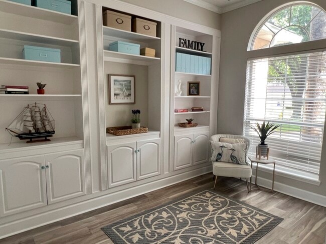 Building Photo - 405 W Silverthorn Ln