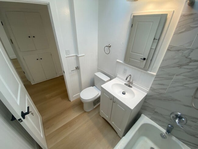 Building Photo - Stunning Redesigned Coastal San Francisco Residence with Modern Finishes/ 3 Bedroom & 1 Bathroom/...