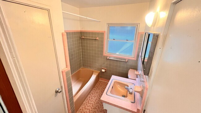 Building Photo - Charming 2-Bed Retreat in the Heart of Mount Dora! PRIME LOCATION! DONT MISS OUT!