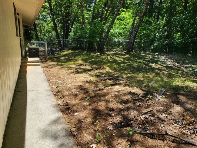 Building Photo - 2 bedroom 2 bath House for Rent in Cave Junction