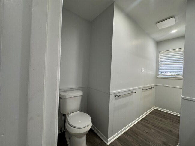 Building Photo - 122 Camellia St