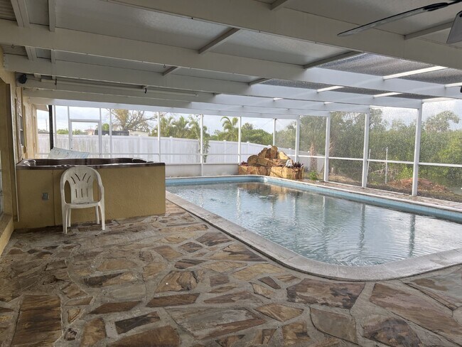 Building Photo - Saltwater canal home with an In-Law suite