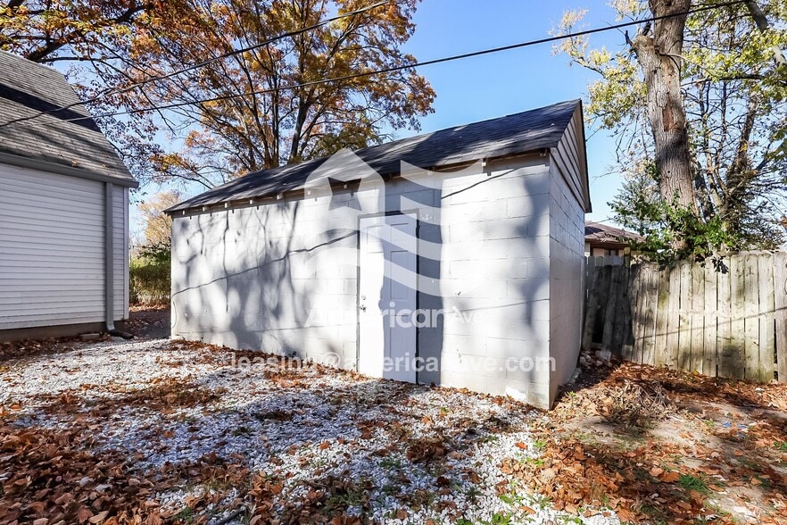 Building Photo - 3733 N Gladstone Ave