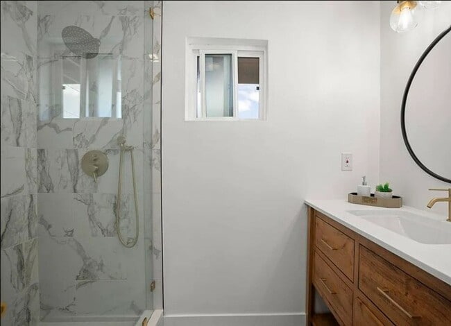 Building Photo - Unit on Swift