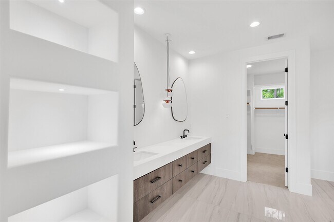 Building Photo - 15181 Frst Grv Dr
