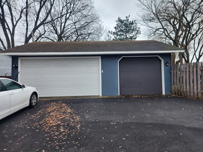 Building Photo - 1325 N Glenview Ct