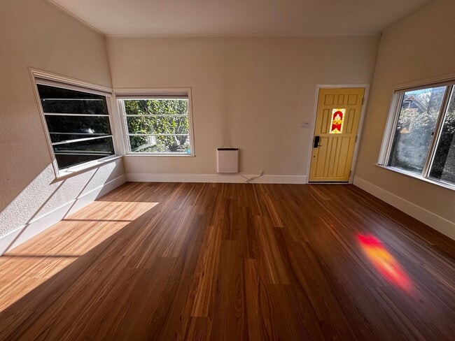 Building Photo - Charming duplex-style house in the heart of Green Lake and Tangletown