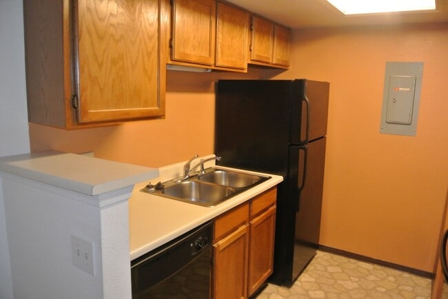 Building Photo - 1 Bedroom 1 Bath in Woodside Village