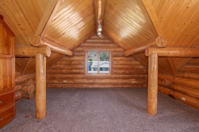 Building Photo - Luxury secondary Lake Property offering 3 beds 2.5 baths and bonus space