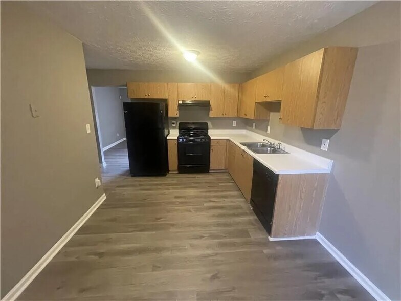 Unit B - 5787 Summerglen Ln