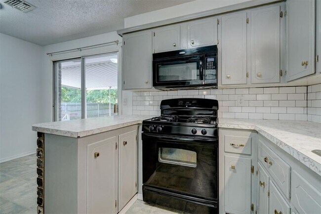 Building Photo - 503 Meadow Lake Dr
