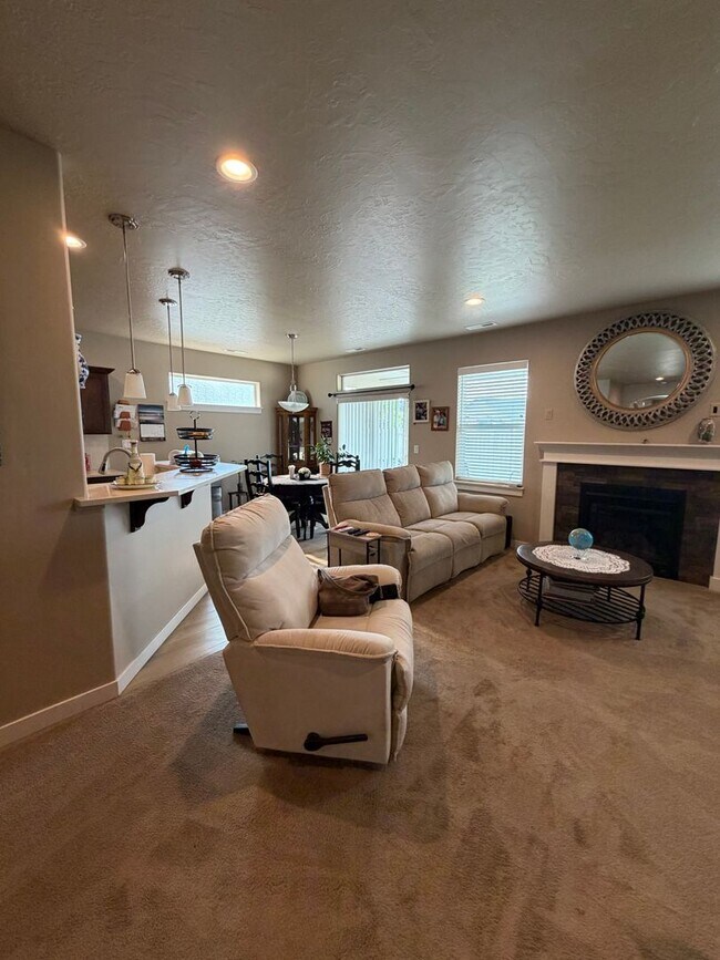 Building Photo - 7535 W Corona Dr