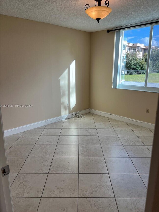 Building Photo - 919 Hillcrest Dr