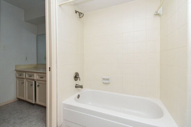 Building Photo - 127 Rush Haven Dr