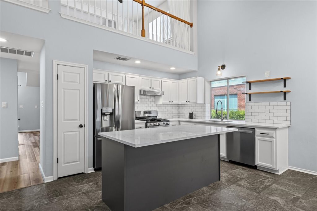 Building Photo - 910 Markham Ln