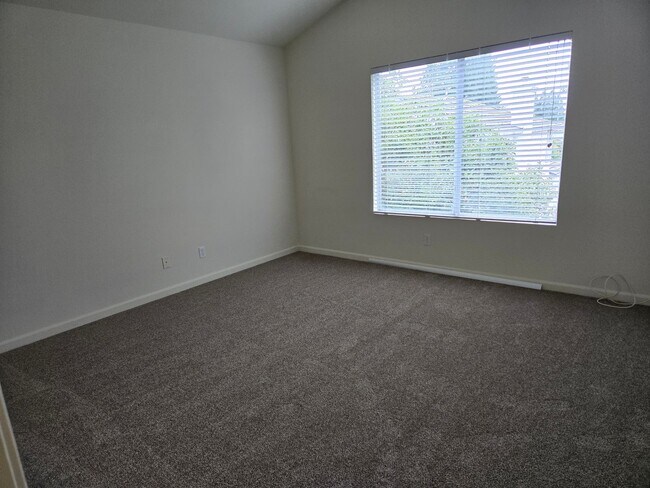 Building Photo - East Roseville - 3 Bdrm, 2 Bath located in...