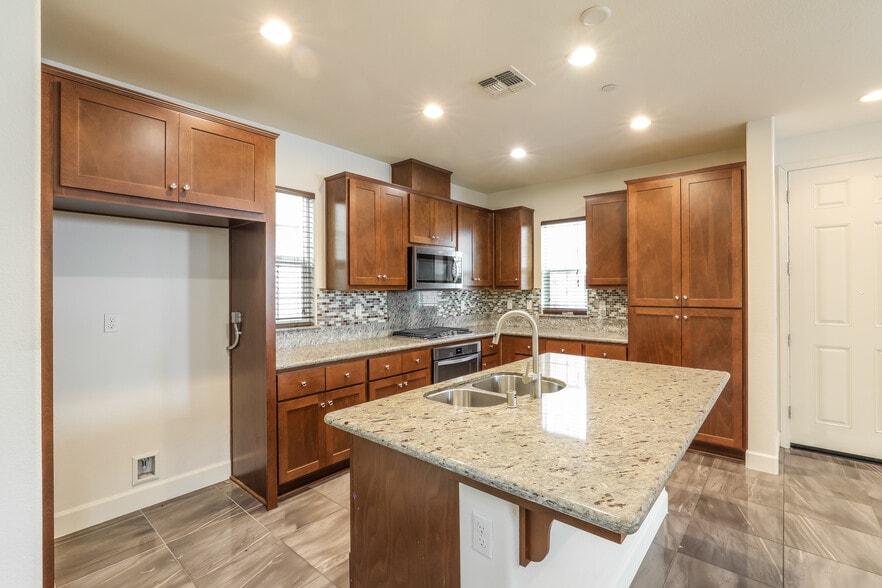 Building Photo - 1591 Sylvia St