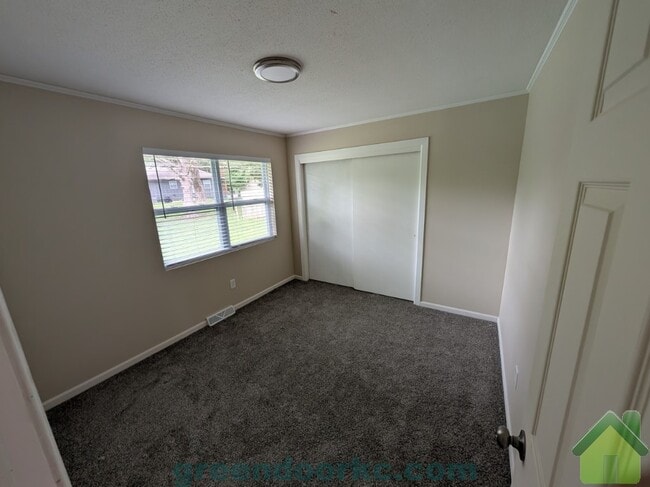 Building Photo - 420 Holiday Dr