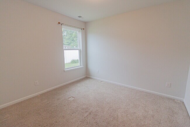 Building Photo - Cozy 3 Bedroom Home with Covered Patio