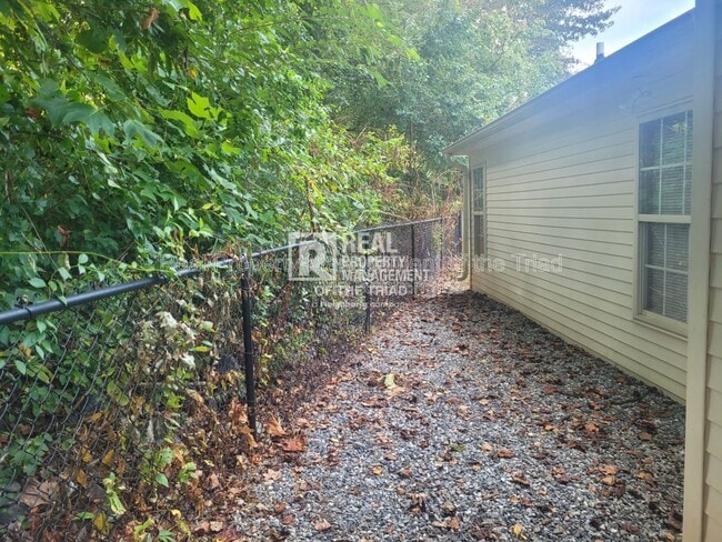 Building Photo - 153 Westmont Dr