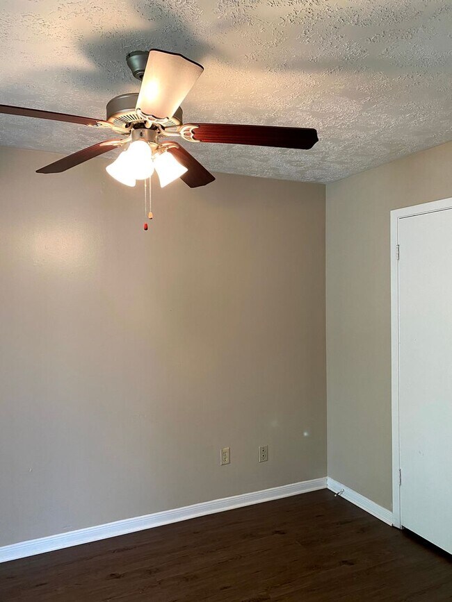 Building Photo - Cozy 2/2 Duplex Available for Prelease!